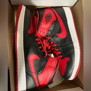 AIR JORDAN 1 MID